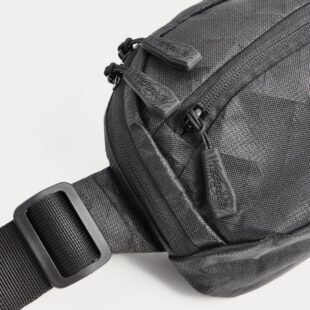 Detailshot vom Ghost Bag mit Zipper Pulls und Schnalle
