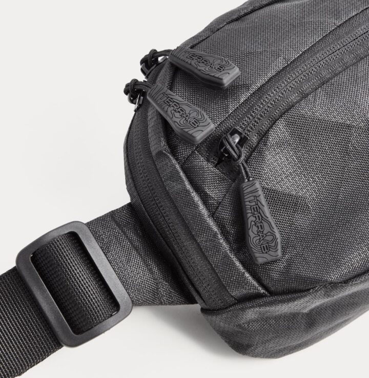 Detailshot vom Ghost Bag mit Zipper Pulls und Schnalle